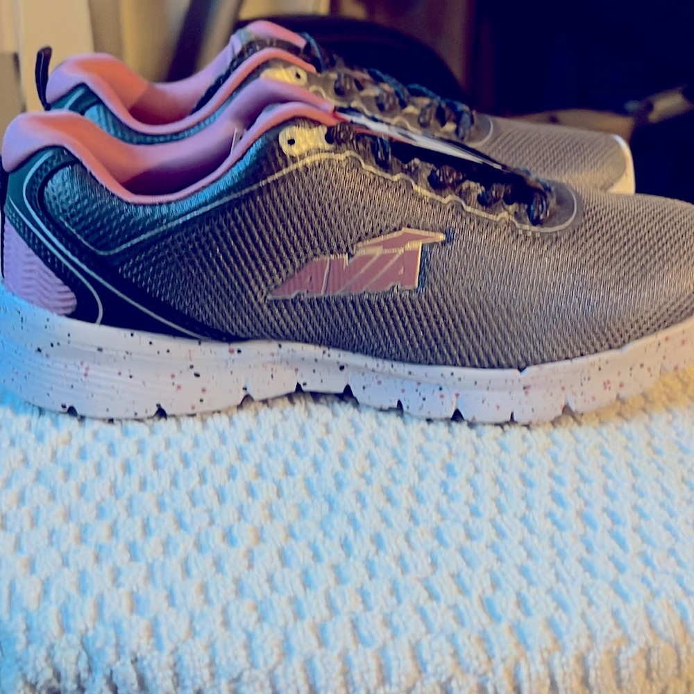 Woman’s size 11 Avis gray/pink color. Gray shoestrings.